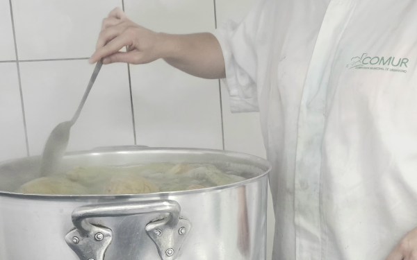 merendeiras-representam-a-comur-na-volta-as-aulas